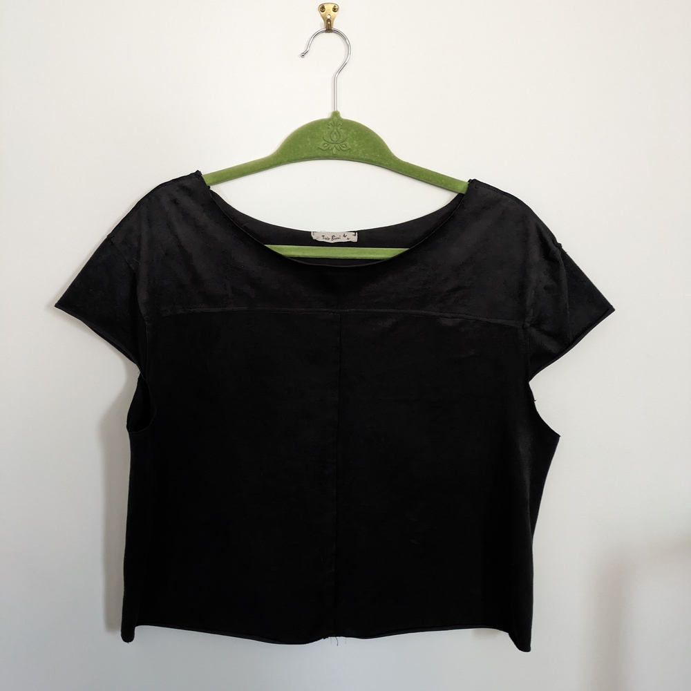 Très Bien Cropped Suede Black top with raw edges